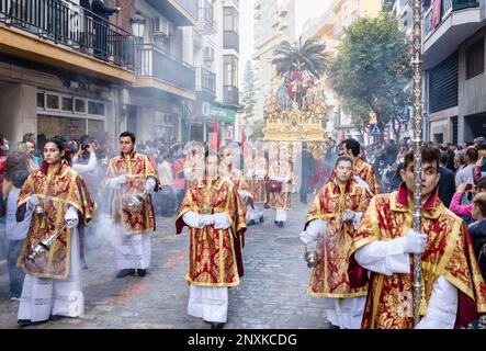 Huelva, Espagne - 10 avril 2022: Trône ou plate-forme de l'odepa de Jésus-Christ, en compagnie d'un âne de la Confrérie de la Borriquita, dans le su des palmiers Banque D'Images