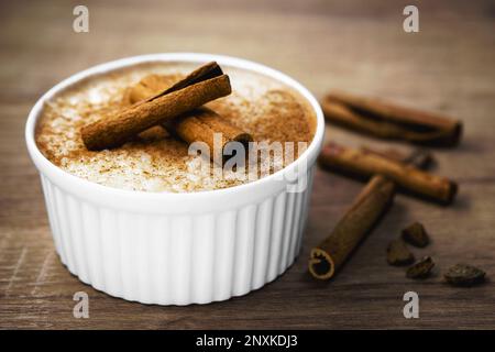 Porridge de tapioca, sucré traditionnel de manioc brésilien, habituellement préparé sous forme de granulés, avec poudre de cannelle et bâton de cannelle Banque D'Images