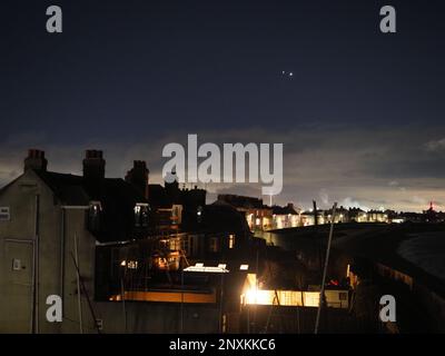 Sheerness, Kent, Royaume-Uni. 1st mars 2023. Météo du Royaume-Uni: Planètes Jupiter (à gauche) et Vénus (à droite) vues côte à côte dans le ciel de nuit au-dessus de Sheerness, Kent ce soir. Crédit : James Bell/Alay Live News Banque D'Images