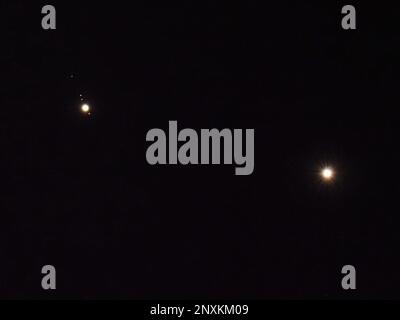 Sheerness, Kent, Royaume-Uni. 1st mars 2023. Météo du Royaume-Uni: Planètes Jupiter (à gauche) et Vénus (à droite) vues côte à côte dans le ciel de nuit au-dessus de Sheerness, Kent ce soir. Crédit : James Bell/Alay Live News Banque D'Images