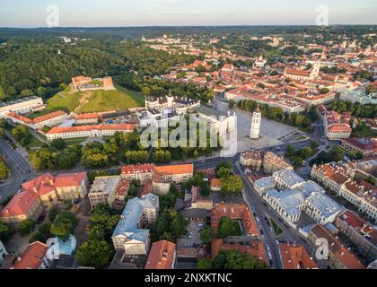 Place de la cathédrale dans la vieille ville de Vilnius. Château de Gediminas et colline des trois croix, Musée national de Lituanie, ancien Arsenal et Palais du Grand du Banque D'Images