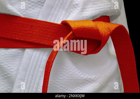 Gros plan sur une ceinture orange attachée autour d'un kimono. Banque D'Images