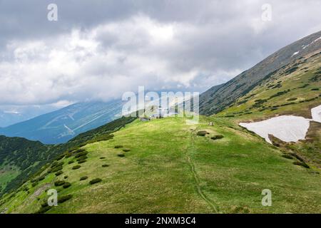 Environnement de montagne impressionnant dans les basses Tatras, le Chata M.R. Štefánika Holiday House est visible au loin, Brezno, Slovaquie Banque D'Images