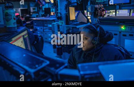 GOLFE DE RIGA (19 janvier 2023) le Lt Danyelle Davis se tient au centre d'information du combat à bord du destroyer à missiles guidés de classe Arleigh Burke USS Roosevelt (DDG 80) lors d'un exercice de défense aérienne de l'OTAN, le 19 janvier 2023. Roosevelt est en cours de déploiement aux États-Unis Marine Forces Europe zone d'opérations, employée par les États-Unis Sixième flotte pour défendre les intérêts des États-Unis, des alliés et des partenaires. Banque D'Images