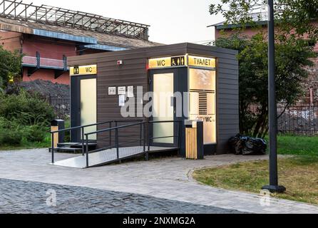 Veliky Novgorod, Russie - 27 août 2022: Nouveau stand de toilettes publiques modulaire sur la rue de la ville Banque D'Images