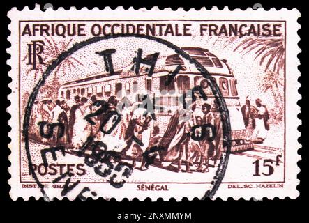 MOSCOU, RUSSIE - 15 FÉVRIER 2023: Timbre-poste imprimé en français Afrique de l'Ouest montre voiture ferroviaire à Dakar Station, Sénégal, Definitifs 1947 - Mot local Banque D'Images