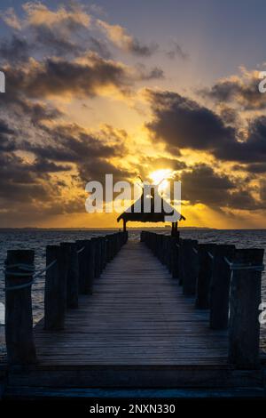 Lever de soleil spectaculaire sur un quai surplombant les Caraïbes à Cancun Mexique Banque D'Images