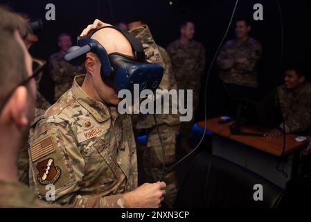 Le colonel Calvin Powell, commandant de l'escadre de la base aérienne 39th, équipe un casque de réalité virtuelle dans la nouvelle salle d'entraînement VR de l'escadron de mobilité aérienne 728th à la base aérienne d'Incirlik, Türkiye, le 31 janvier 2023. Les aviateurs peuvent utiliser le système VR pour s’entraîner virtuellement sur plusieurs types d’avions, ce qui augmente leur capacité à être prêts à défendre le flanc sud de l’OTAN. Banque D'Images
