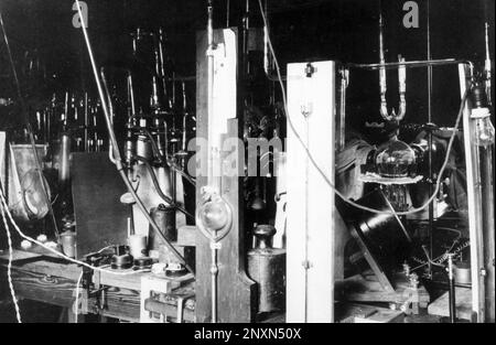 Appareil d'azote de Hertha Stoner. Hertha Stoner (1895-1968) est un physicien et chimiste allemand qui a contribué à la mécanique quantique moderne et à la physique moléculaire. Banque D'Images