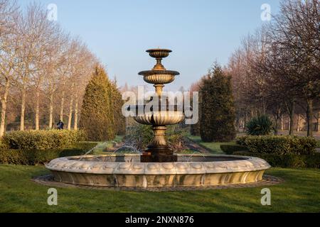Fontaine d'eau de l'Avenue Gardens sur un matin ensoleillé de février à Regent's Park, Londres, Angleterre Banque D'Images