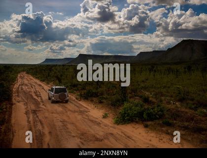 Voiture tout-terrain sur une route de sable avec des montagnes en arrière-plan - Jalapão Brésil Banque D'Images