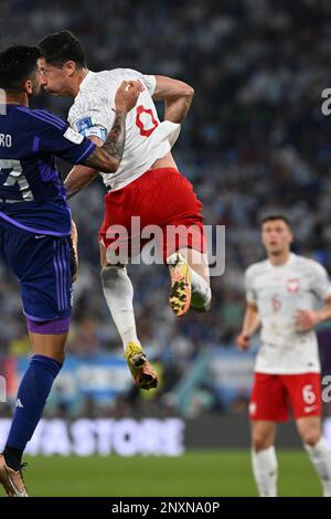 Robert Lewandowski, de Pologne, duel Cristian Romero en Argentine pour un titre dans la victoire Argentine en 2-0 sur scène de groupe lors de la coupe du monde de la FIFA 2022 au Qatar. Banque D'Images