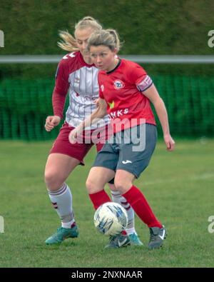 WEM, Royaume-Uni, 26th. Février, 2023:Kimberley Bebbington de Wem Town Dames est tracé par Bianca Luttman de Northampton Town Dames Banque D'Images