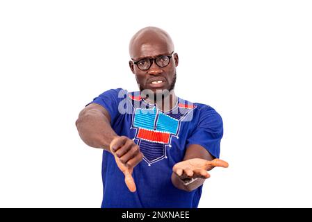 portrait d'un jeune homme mécontent montrant la paume vide et pointant le pouce vers le bas. Banque D'Images