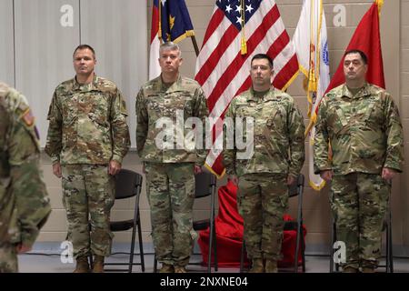 CLINTON, NC, The 30th Armored Brigade combat Team (ABCT) 'Old Hickory', le colonel entrant Paul Hollenack prend le commandement de Brig. Général Charles Morrison, Garde nationale de l'Armée, lors de la cérémonie de passation de commandement au quartier général de l'ABCT 30th le 21 janvier 2023. Banque D'Images