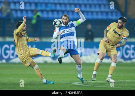 Osijek, Croatie. 01st mars 2023. Mile Skoric d'Osijek (C) est défié par Filip Krovinovic (L) et Marko Livaja (R) de Hajduk lors du match de la finale de la coupe croate SuperSport entre Osijek et Hajduk Split au stade Gradski vrt sur 01 mars 2023, à Osijek, Croatie. Photo: Davor Javorovic/PIXSELL crédit: Pixsell/Alay Live News Banque D'Images