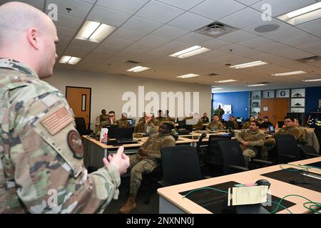 Les militaires et les employés du gouvernement se réunissent pour le roadshow de l'APR à la base aérienne de Whiteman, Missouri, 27 janvier 2023. La robotique Process Automation (RPA) améliore la qualité/précision, la productivité et réduit les coûts. Banque D'Images