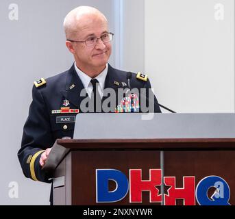 ÉTATS-UNIS Le lieutenant général de l'armée (Dr) Ronald place fait quelques remarques lors d'une cérémonie de reconnaissance des États-Unis Major général de l'armée Telita Crosland en tant que nouveau directeur de l'Agence de la santé de la Défense. La cérémonie a eu lieu à Falls Church, en Virginie, le 3 janvier. Banque D'Images