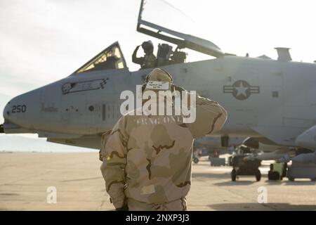 Le sergent d'état-major Nicholas Day, un chef d'équipage du 124th Escadron de maintenance, lance un Thunderbolt II A-10 de niveau 4 orienté mission depuis Gowen Field, le 4 février 2023. Les membres de l'escadre de combat de 124th ont passé la fin de semaine à divers niveaux du PPPA, en réorientant leur formation sur les conflits entre pairs. Banque D'Images