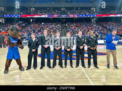 230124-N-GR655-0328 BOISE, Idaho (24 janvier 2023) – les membres de l’équipage du futur USS Idaho (SSN 799) reçoivent une distinction lors d’un match de basket-ball de l’Université d’État de Boise à Boise, Idaho, le 24 janvier. Ce jeu s’inscrivait dans le cadre d’une visite plus importante des membres de l’équipage dans leur futur État de sous-marin de classe Virginia, où les marins apprennent plus au sujet de la riche histoire et des traditions militaires de l’Idaho, et partagent leurs histoires de la Marine et construisent des relations au sein de la communauté. Le futur USS Idaho est actuellement construit au chantier naval Electric Boat de General Dynamics Corp. À Groton Banque D'Images