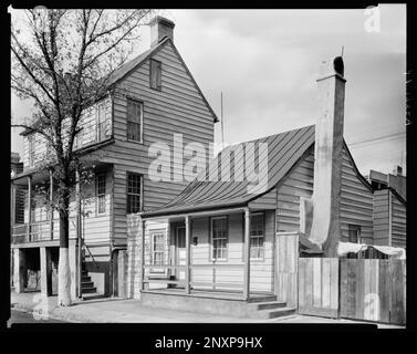 312 314 Hull Street, West, Savannah, Chatham County, Géorgie. Carnegie Etude de l'architecture du Sud. États-Unis, Géorgie, Chatham County, Savannah, Maisons, Porches, parement en panneaux de clopboard. Banque D'Images