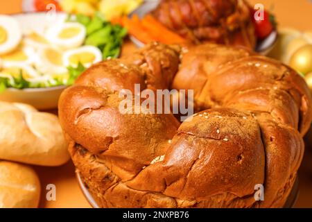 Pain et plats savoureux de la couronne de Pâques pour le dîner, en gros plan Banque D'Images