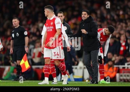 Stade Emirates, Londres, Royaume-Uni. 1st mars 2023. Premier League football, Arsenal contre Everton; Mikel Arteta, responsable d'Arsenal, parle avec granit Xhaka Credit: Action plus Sports/Alay Live News Banque D'Images