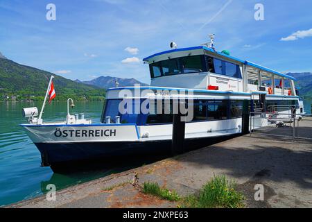 ST WOLFGANG, AUTRICHE – 11 MAI 2022- vue sur un ferry Wolfgangsee sur le lac Wolfgangsee, dans la région de Salzkammergut, en Autriche, près de Salzbourg Banque D'Images