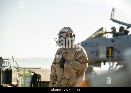 Le sergent d'état-major Nicholas Day, un chef d'équipage du 124th Escadron de maintenance, lance un Thunderbolt II A-10 de niveau 4 orienté mission depuis Gowen Field, le 4 février 2023. Les membres de l'escadre de combat de 124th ont passé la fin de semaine à divers niveaux du PPPA, en réorientant leur formation sur les conflits entre pairs. Banque D'Images