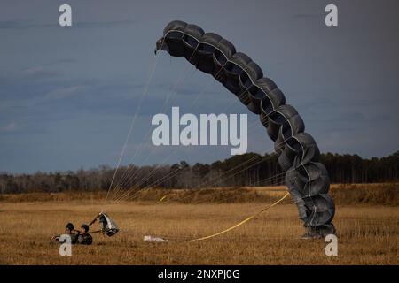 Marines avec 2D Bataillon de renaissance, 2D Division marine atterrir après avoir effectué un saut en parachute de haute altitude sur le Camp Davis, Caroline du Nord, 12 janvier 2023. Cet exercice d'entraînement permettra d'améliorer la préparation au combat de 2D Marines de reconstruction dans les opérations de parachutisme à haute et basse altitude. Banque D'Images