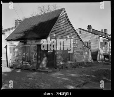 Fahn Street, West Side, Savannah, Chatham County, Géorgie. Carnegie Etude de l'architecture du Sud. États-Unis, Géorgie, Chatham County, Savannah, signes, Avis , portes et embrasures, parements en panneaux de clopboard, Gables, bâtiments. Banque D'Images