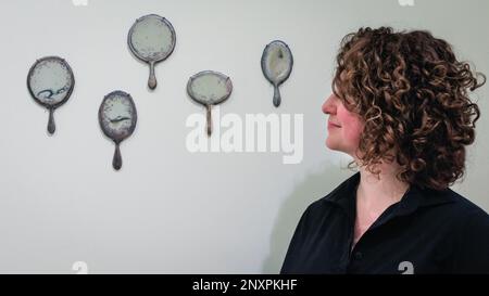 Londres, Royaume-Uni. 01st mars 2023. L'artiste Adi Toch, avec ses objets miroir "Through a Metal, darkly", 2023, représentés par la Galerie Marzee. Collect Art Fair, un salon international de l'artisanat et du design contemporains, revient à Somerset House du 3 au 5 mars. Credit: Imagetraceur/Alamy Live News Banque D'Images