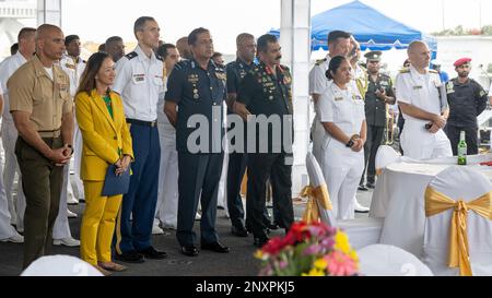 COLOMBO, Sri Lanka (26 janvier 2023) – États-Unis Ambassadrice au Sri Lanka Julie Chung, États-Unis Marines et marins avec l'unité expéditionnaire maritime 13th et le quai de transport amphibie USS Anchorage (LPD 23), et les partenaires sri-lankais écoutent un discours pour la cérémonie de clôture de la coopération afloat Readiness et Training/Marine Expeditionation Sri Lanka 2023 à Colombo, à bord de l'Anchorage, le 26 janvier. CARAT/MAREX Sri Lanka est un exercice bilatéral entre Sri Lanka et les États-Unis visant à promouvoir la coopération régionale en matière de sécurité, à pratiquer l'aide humanitaire et les secours en cas de catastrophe, et à renforcer les services maritimes Banque D'Images