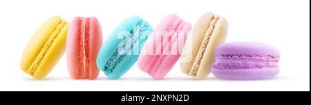 Macarons multicolores en rangée, isolés sur fond blanc Banque D'Images