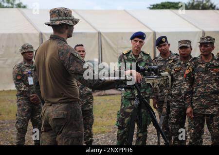 BASE NAVALE HERA, Timor-Leste (13 février 2023) – États-Unis Le sergent Clayton Campbell du corps maritime, un tireur de scouts affecté à l'équipe de débarquement du Bataillon 2/4, 13th Marine Expeditionary Unit, explique l'utilisation d'un fusil de sniper M40A6 aux chefs militaires du Timor-Leste pendant la coopération, préparation et entraînement/exercice marin Timor-Leste 2023 à la base navale Hera, février 13. CARAT/MAREX Timor-Leste est un exercice bilatéral entre le Timor-Leste et les États-Unis visant à promouvoir la coopération régionale en matière de sécurité, à maintenir et à renforcer les partenariats maritimes et à améliorer l'interopérabilité maritime. Dans son 28th vous Banque D'Images