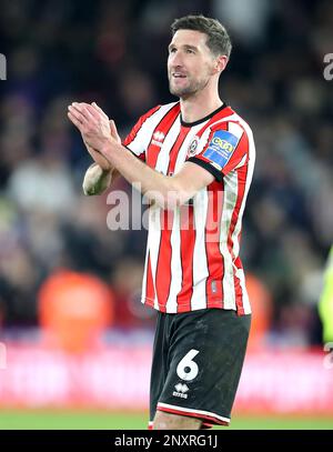 Chris Basham, de Sheffield United, applaudit les fans après le coup de sifflet final lors du cinquième tour de la coupe Emirates FA à Bramall Lane, Sheffield. Date de la photo: Mercredi 1 mars 2023. Banque D'Images