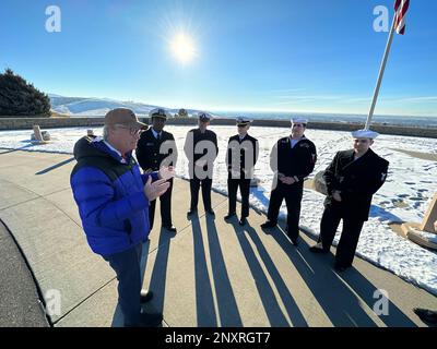 230124-N-GR655-0025 BOISE, Idaho (24 janvier 2023) – membres d'équipage du futur USS Idaho (SSN 799), visitez le cimetière des anciens combattants de l'Idaho avec l'ancien gouverneur de l'Idaho Dirk Kempthorne à Boise, Idaho, le 24 janvier. Cette visite s’inscrivait dans le cadre d’une visite plus importante des membres de l’équipage dans leur futur État de sous-marin de classe Virginia, où les marins apprennent plus au sujet de la riche histoire et des traditions militaires de l’Idaho, et partagent leurs histoires de la Marine et construisent des relations au sein de la communauté. Le futur USS Idaho est actuellement construit au chantier naval Electric Boat de General Dynamics Corp. À Groto Banque D'Images