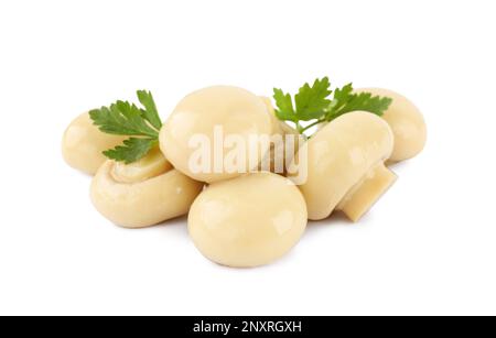 Délicieux champignons marinés avec persil isolé sur blanc Banque D'Images