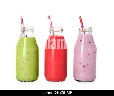 Différents smoothies dans des flacons en verre sur fond blanc Banque D'Images