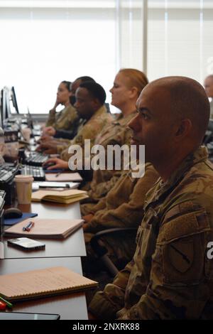 FORT BELVOIR, Virginie – Les officiers des services de retraite de l'Armée de terre (OSR) de la Garde nationale de l'Armée de terre ont suivi un cours de certification ici du 13 au 17 février. Les sujets abordés comprenaient tout, de la rémunération à la retraite et du site Web MyArmyBenefits au régime de prestations aux survivants et au calcul des points de retraite des militaires. Banque D'Images