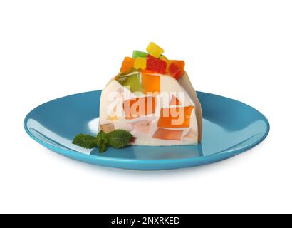 Assiette avec délicieux dessert en gelée de verre brisée sur fond blanc Banque D'Images