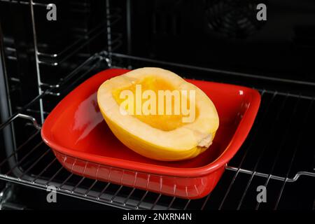 Plat de cuisson avec la moitié de la courge spaghetti fraîche au four Banque D'Images