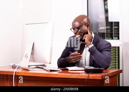 portrait d'un homme d'affaires adulte souffrant de douleurs au cou dans le bureau. Banque D'Images