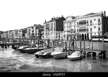 VENISE, ITALIE - 13 JUIN 2019 : vue sur le Grand Canal avec différents bateaux sur la jetée. Ton noir et blanc Banque D'Images