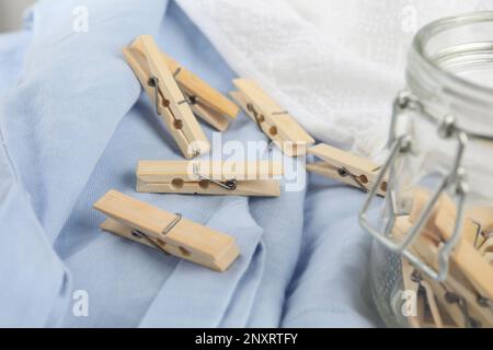 De nombreuses épingles à linge en bois sur un tissu bleu clair Banque D'Images