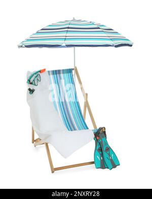 Parapluie de plage à rayures bleues ouvertes, chaise longue, serviette et équipement de plongée sur fond blanc Banque D'Images