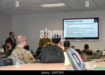 Les militaires et les employés du gouvernement se réunissent pour le roadshow de l'APR à la base aérienne de Whiteman, Missouri, 27 janvier 2023. La robotique Process Automation (RPA) peut produire des résultats précis et reproductibles pour des tâches sujettes à des erreurs de l'utilisateur, tout en économisant des quantités de temps exponentielles. Banque D'Images