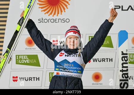 Planica, Slovénie. 01st mars 2023. Deuxième place Maren Lundby, de Norvège, célèbre sur le podium pendant le saut à ski individuel femmes HS 138 aux Championnats du monde de ski nordique FIS à Planica. (Photo par Andrej Tarfila/SOPA Images/Sipa USA) crédit: SIPA USA/Alay Live News Banque D'Images