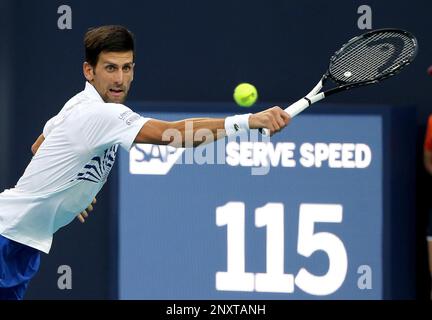 Miami, États-Unis. 24th mars 2019. Novak Djokovic retourne une balle à Fererico Delbonis le dimanche 24 mars 2019, au Miami Open de Miami Gardens, en Floride. (Photo de Charles Trainor Jr./Miami Herald/TNS/Sipa USA) crédit: SIPA USA/Alay Live News Banque D'Images