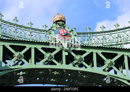 Couronne hongroise de St. Stephen et armoiries sur le pont de la liberté très orné de Budapest Banque D'Images